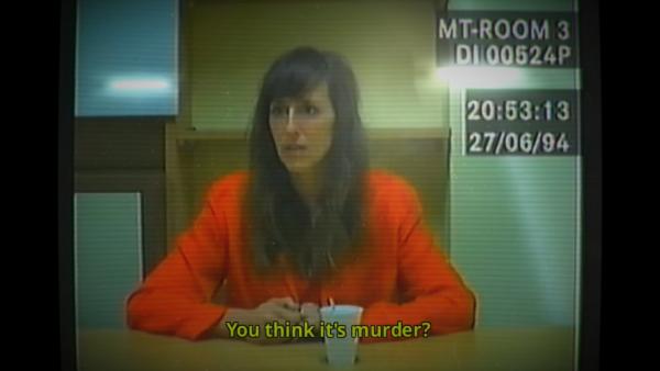 Screenshot: Die Frau des Ermordeten wird verhört. Sie fragt gerade "You think it's murder?"