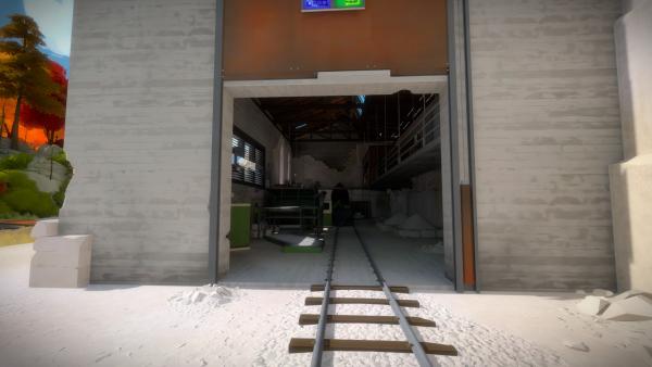 Screenshot: Schienen die durch ein offenes Tor in eine Werkshalle führen.