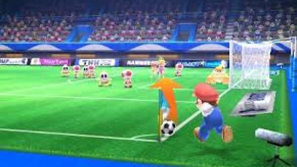Screenshot: Mario auf dem Fußballfeld, bereit einen Eckball zu schießen. 