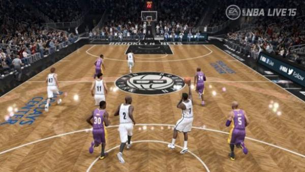 Screenshot vom Spielgeschehen; ein Spielcharakter wirft gerade den Basketball in Richtung des gegnerischen Korbes
