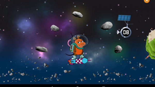 Screenshot: Die Maus steht auf einer Rakete und schwebt im Weltall. Um sie herum fliegen Asteroiden und ein kleiner Satellit.