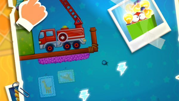 Screenshot: Level in einem Spielzimmer. Es wird die Spielfigur gezogen, so dass sie von einem Feuerwehrauto zur Lichtquelle hüpft.