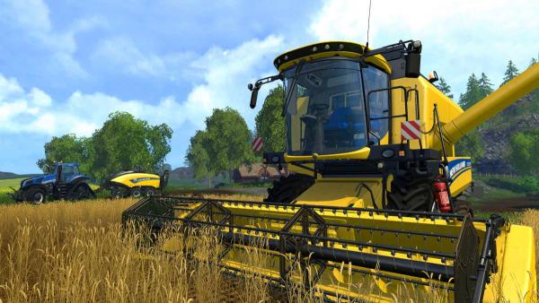 ein gelber Mähdrescher erntet Weizen; im Hintergrund sammelt ein blauer Traktor Heu