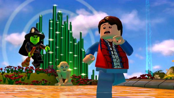 Screenshot: eine LEGO-Figur (McFly) flieht vor einer grünen Hexe auf einem Besen und Gollum