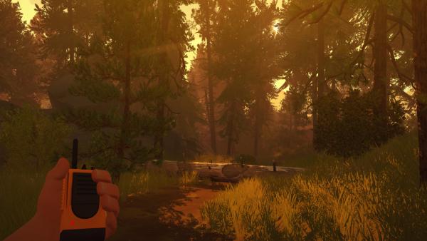 Screenshot: Spielfigur geht mit einem Walkie-Talkie durch den Wald bei Sonnenuntergang.