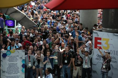 Menschenmenge vor dem Eingang zur E3