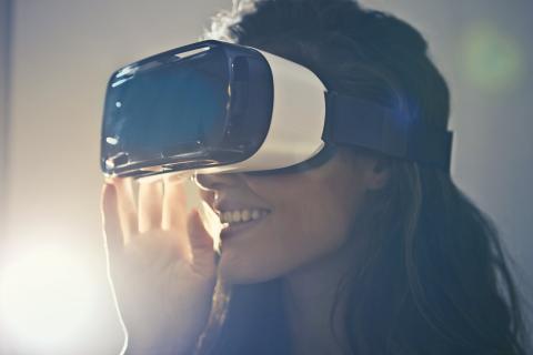 Frau mit Virtual Reality Headset am Kopf